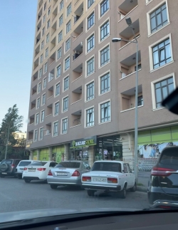 Bakı şəhəri, Binəqədi rayonu, 8-ci mikrorayon qəsəbəsində, 2 otaqlı yeni tikili satılır (Elan: 200513)
