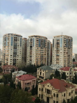 Bakı şəhəri, Binəqədi rayonu, 8-ci mikrorayon qəsəbəsində, 3 otaqlı yeni tikili satılır (Elan: 242646)