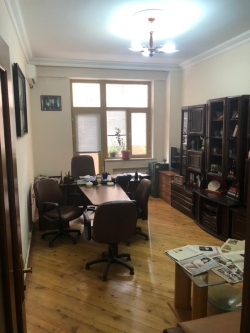 Bakı şəhəri, Nəsimi rayonu, 3-cü mikrorayon qəsəbəsində, 4 otaqlı ofis satılır (Elan: 207810)